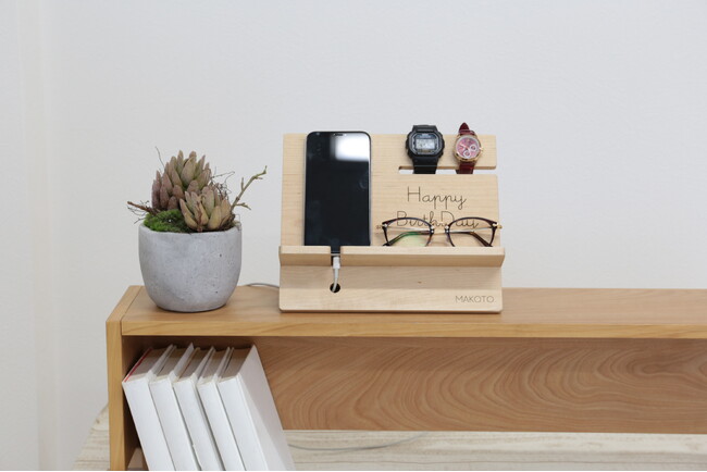 【ココロを贈る 名入れギフトOkulu】スマホ・メガネ・腕時計を美しく収納。散らかりがちな毎日を“ひとまとめ”にする木製スタンド『コモノレスト』が登場