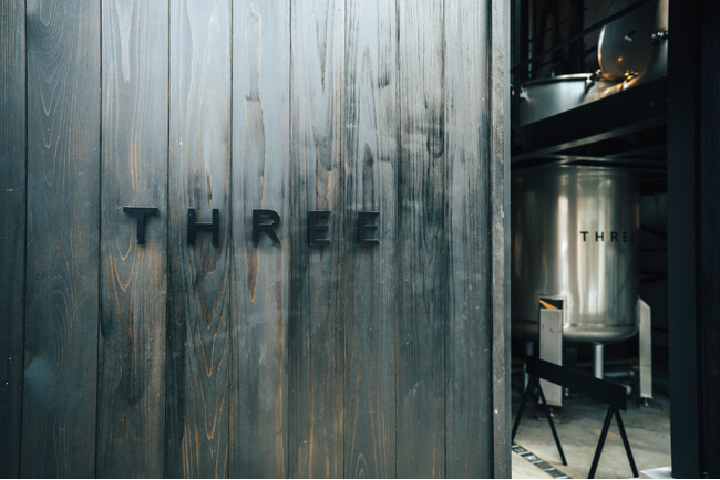 国産精油が生まれる蒸留所「THREE Aroma Distillery」2025年10月19日、佐賀県唐津市呼子町にオープン。