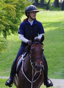 元競走馬が100キロエンデュランス競技で優勝！