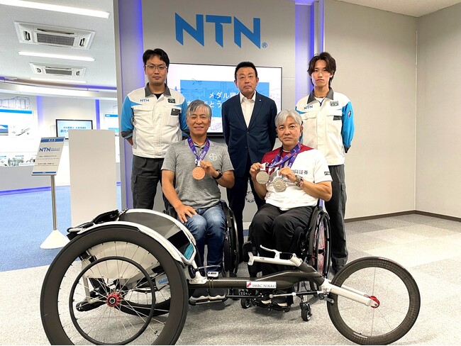 世界パラ陸上メダリストの伊藤選手と上与那原選手がNTNを表敬訪問