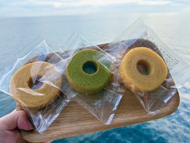 和三盆・レモン・オリーブーー瀬戸内の味わいを船上で｜ジャンボフェリー船内限定「オリジナルバウムクーヘン」新発売