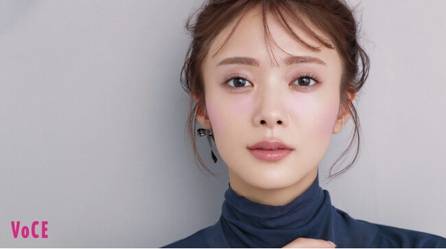 櫻坂46・VOCEレギュラーモデルの田村保乃がVOCE12月号に出演！「２点チーク」の企画で魅せた“別人格の２面性”!?