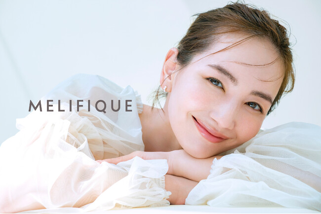 モデル・辻元舞が手がけるブランド「MELIFIQUE」2025年11月デビュー。水を一滴も加えない “濃密発酵”スキンケアアイテム2製品発売。