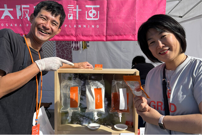 【イベントレポート】北浜蚤の市で「10gから量れる化粧品」体験。Kayohi合同会社、量り売り什器“通ヒ_弐号機”を初披露