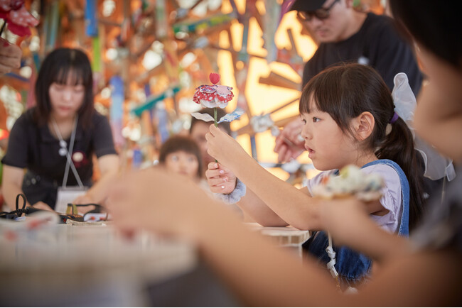 【開催レポート】プチバトーが大阪・関西万博 シグネチャーパビリオン「いのちの遊び場 クラゲ館」にて開催　洋服の端切れから咲かせる“未来の花”ワークショップ