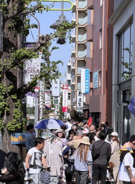 沢山の人が集まる目黒通り 沢山の人が集まる目黒通り