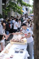 人と会話を楽しむマルシェ 人と会話を楽しむマルシェ