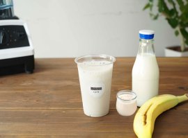甘酒入りの「バナナミルクスムージー」豆乳変更無料