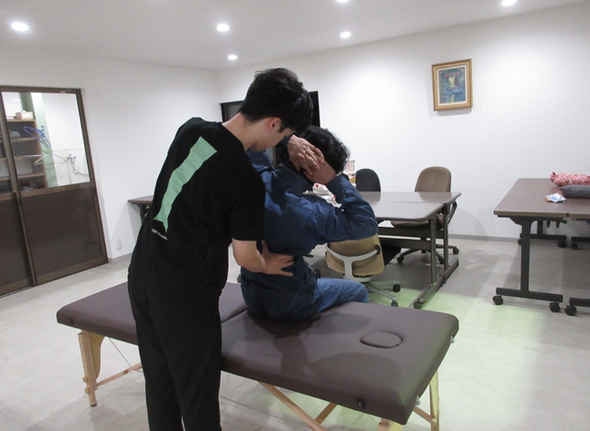 【Well Body調査】製造業従業員の4割が慢性痛！ 「デスクワーク超え」の身体的不調と、企業努力の限界に見る行政支援の必要性