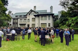 昨年、和敬塾本館(旧細川侯爵邸)中庭で開催された懇親会の様子