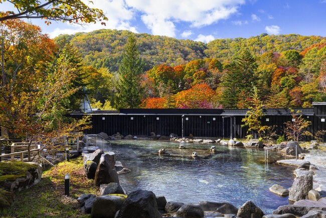 【北湯沢温泉／緑の風リゾートきたゆざわ】紅葉到来。北海道最大級の露天風呂から見る絶景！自社会員ラウンジは秋のフード＆ドリンクが登場。
