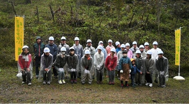 「花粉の少ない森づくり運動」の一環で、社員による育林活動を実施