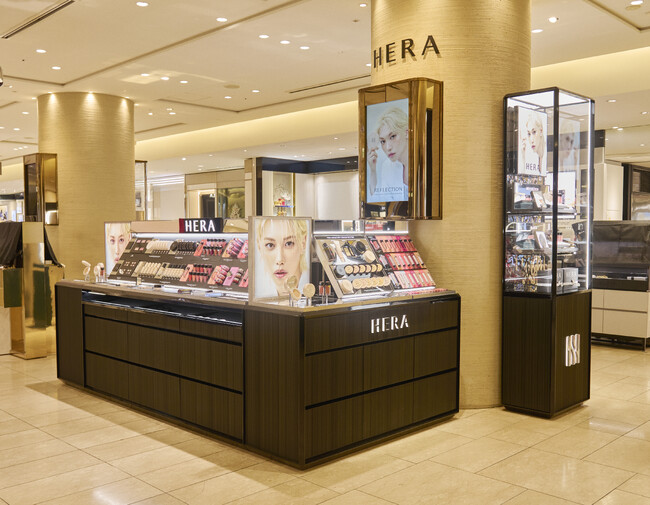 韓国・ソウル発のラグジュアリーメイクアップブランド「HERA（ヘラ）」東京初の百貨店常設カウンターを銀座三越にオープン。オープンを記念して山本美月、朝比奈彩、桜田通ら豪華ゲストが来訪。