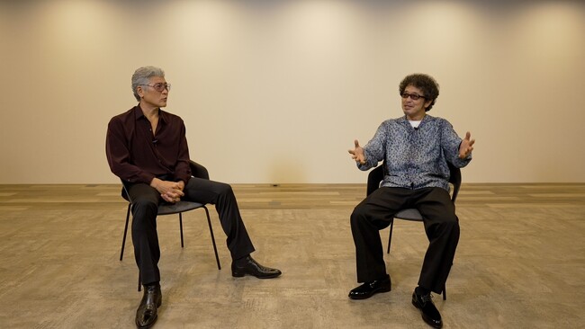 奥田民生と吉川晃司が結成したユニット、Ooochie Koochie。彼らの全国ツアー舞台裏に独占密着、武道館公演直後にインタビューを敢行したドキュメンタリーを、10月25日にWOWOWで放送・配信！