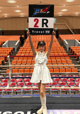 純白の衣装を着こなすMIUさん 純白の衣装を着こなすMIUさん