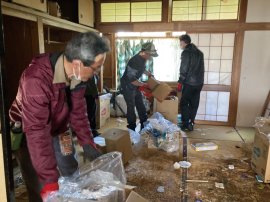 能登半島地震の被災者宅を清掃する世界メシア教職員