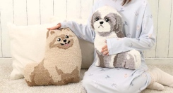 ポメラニアン、シーズーも仲間入り！　昨年大人気のオリジナルクッションの新作追加＆再登場♪　雑貨店・ブルーブルーエで好評発売中