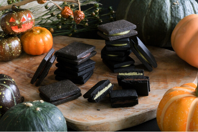 【ハロウィン限定／5年目の人気シリーズ】2種の“食べ比べ”が楽しめる『ブラッククッキーサンド アーモンド&ピスタチオ』をスナックミーオンラインストアで期間限定発売