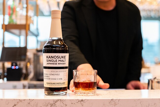 HUGE 20周年 × KANOSUKE「嘉之助シングルモルト ペドロヒメネス・カスク」HUGE創業20周年記念ウイスキーを11店舗にて10月24日（金）より提供開始。
