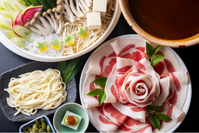 丹波篠山の冬、ぼたん鍋を“好きなだけ”ーー料理長・谷掛順夫が届ける本気の猪料理