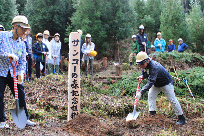 【イベントレポート】和歌山県「企業の森」プロジェクト「サンコーの森」にて森林保全活動の植樹祭を実施