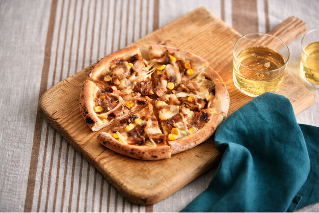PIZZAREVOと初コラボ！「テリヤキチキン」の味わいをピザで再現！『モスバーガー監修 テリヤキチキンピザ』販売