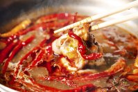 激辛界の魔女が作る「赤い壺の旨辛アロマ鍋」提供スタート　2025年の冬は香辛料やハーブを効かせたアロマ鍋がトレンド