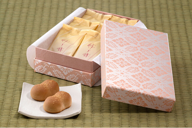 伝統の西陣織×誕生40周年の和菓子「紡ぎ詩」がコラボした、“こころを紡ぐ”特別なひと箱。公式WEBにて数量限定販売いたします。
