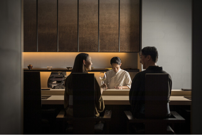 【星のや東京】都心の日本旅館で、江戸前の粋と地方の鮨文化が交差する。カウンター全8席の「鮨 大手門」が誕生。