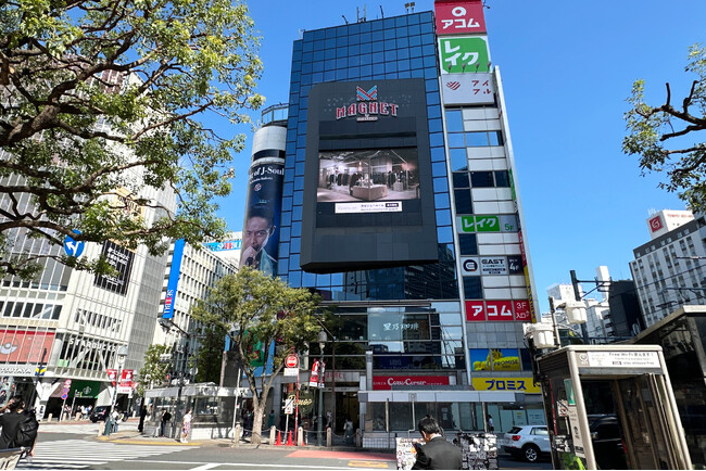 遠州織物ブランド【HUIS-ハウス-】のCMが渋谷スクランブル交差点に登場！2025年10月10日（金）より放映開始