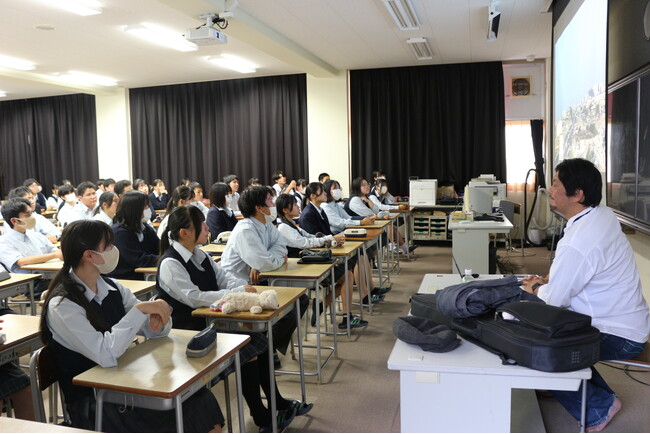 岡山県立 矢掛高校で「世界とつながる学び」講演会を実施