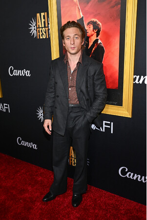 【ルイ・ヴィトン】ジェレミー・アレン・ホワイト、映画「スプリングスティーン 孤独のハイウェイ」プレミアにルイ・ヴィトンを着用