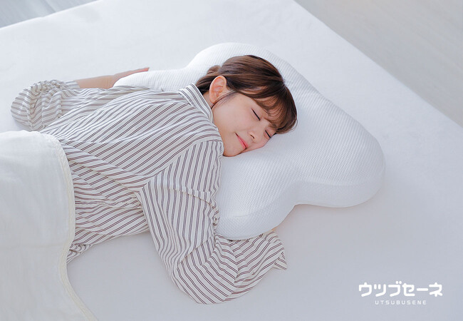 うつぶせで寝たい「ウツブセーネ」のための枕が登場！枕中央に開いた穴・腕をまわしやすい形状・ふっくら柔らかな感触など、うつぶせ寝に特化した枕「ウツブセーネ」10月27日（月）新発売。