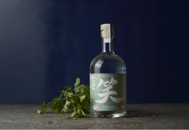 鮨すがひさと虎ノ門蒸留所とのコラボレーションによる特別な１杯。「変タイ鮨」に寄り添う香り高い『パクチー・ジン』が登場！