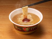 カップ麺「一蘭とんこつ釜だれ」全国新発売！「釜煮こみ焼豚」の煮汁をもとに生まれた“釜だれ”一蘭・天神西通り店(福岡)限定メニュー「釜だれとんこつ」を完全再現
