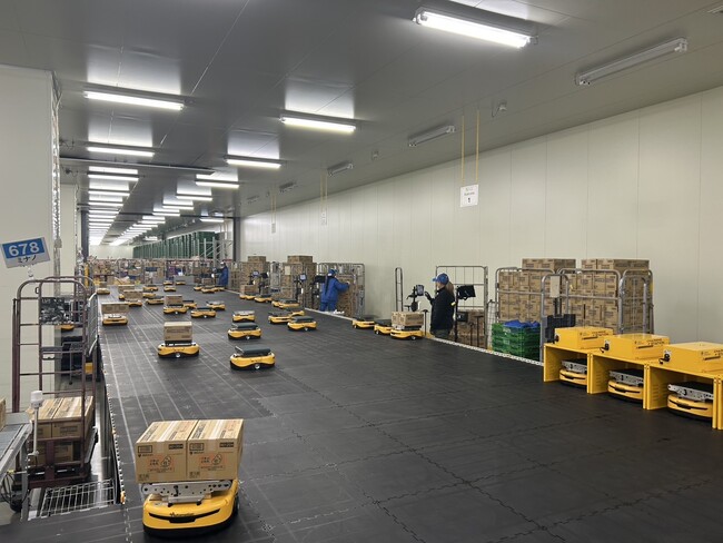 雇用確保が困難な深夜帯の低温作業においてAGVロボット「t-Sort」を導入
