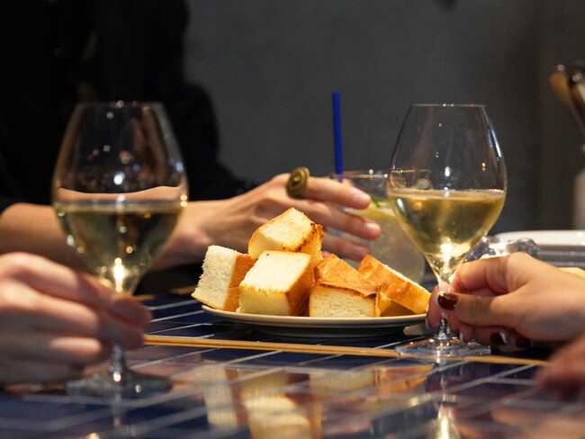大阪・難波 BAKE & Cafe「UNREAL」、夜の新業態“パン飲み”ビストロを11月1日スタート！