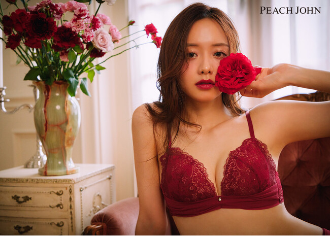 PEACH JOHN冬シーズンのビジュアルに森香澄が登場！心を奪うホリデーランジェリーコレクション