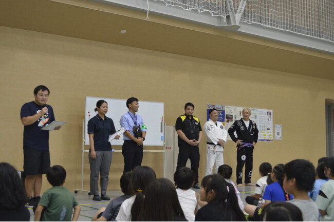 大熊警備隊、お笑い芸人ガリットチュウ福島さん、警察関係者とともに子供たちへ防犯指導を実施
