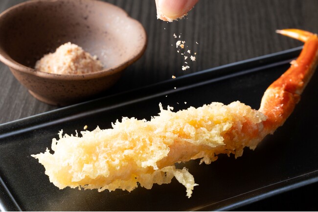 竹野の海水を使用した手作りの塩とかに殻を使用したオリジナルの【かに塩】が新登場！ １１月6日、冬の味覚の王様「松葉がに」漁がいよいよ解禁！ ご提供する料理とともにお召し上がりいただけます