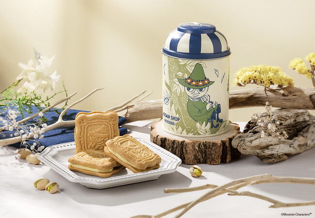 スナフキンの穏やかなひとときをそっと閉じ込めたクッキー缶が誕生。ムーミン公式パティスリー「ムーミンショップ パティスリー」