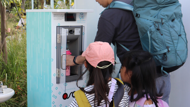 大阪・関西万博レガシー！来場者と運営スタッフの行動変容！ペットボトル容器での給水から、マイボトルでの給水へ！マイボトル持ち歩き！中身が無くなれば“給水”が新たな選択へ