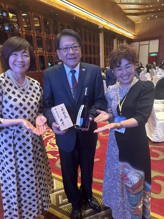 長期熟成型ヴィンテージ日本酒「夢雀（MUJAKU）」　-台湾・頼清徳総統、蔡英文前総統へ、安倍昭恵さんと献酒
