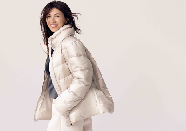 フリーアナウンサー・エッセイスト 雨宮塔子さんが着る、ドゥクラッセの「つやAirダウン」。重さわずか445gの「体感ゼロ」アウターが発売！