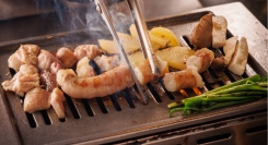 テーブルごとに付くスタッフが、お肉を目の前で焼き上げ！韓国ホルモン焼肉専門店「ミリネヤンコプチャン」都内初の店舗が、8月1日に赤羽でオープン