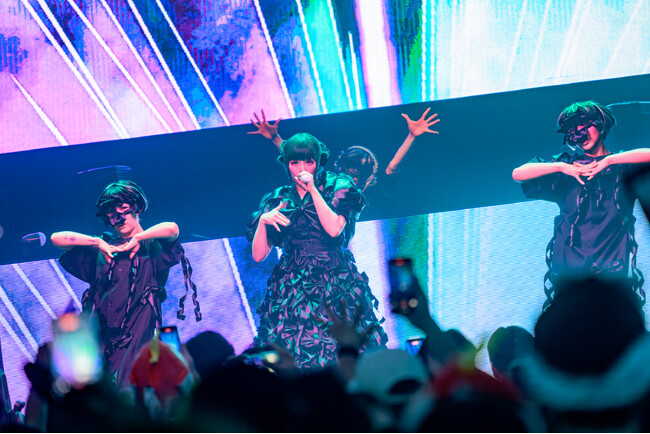 きゃりーぱみゅぱみゅ、“シックリボンモンスター”として登場　新曲「現実逃避」を初披露、ZERO TOKYOハロウィンナイト