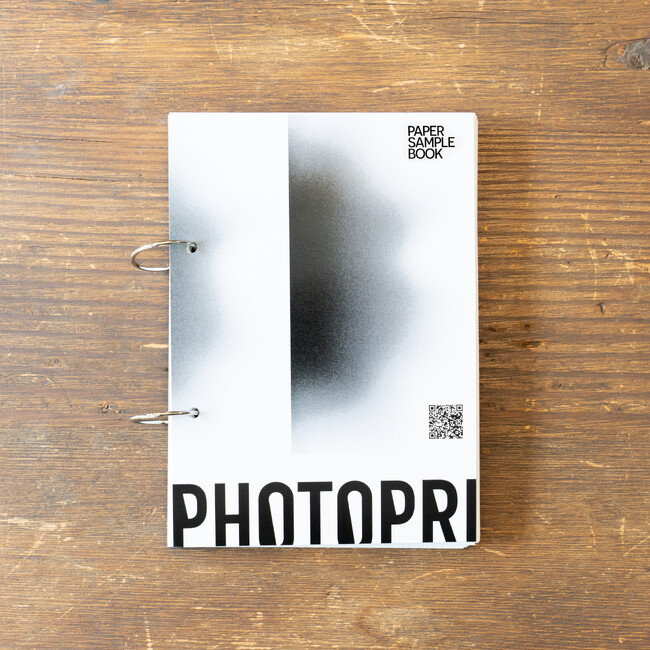 見て、触れて、表現をその手に。作品展品質のプリントサービスPHOTOPRI、全取り扱い用紙を網羅した「用紙サンプル帳」を2025年11月1日より販売開始。アーティストの用紙選びをスムーズに。