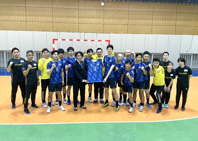 ヒュンメルがデフハンドボール男子日本代表、手話の入った代表ユニフォームを発表！