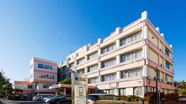 画像は「医療法人財団 逸生会 大橋病院」(4 階建て)の外観