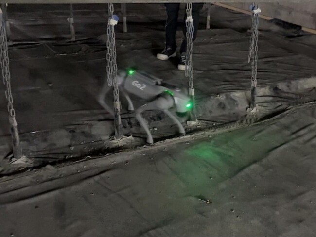 四足歩行ロボットによる吊り足場での安定歩行試験に成功
